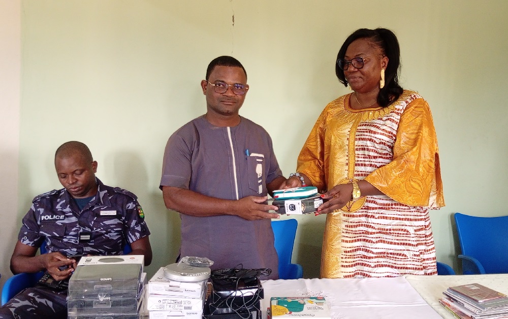 Renforcer l’accès à la lecture Le CLAC d'Amou-Oblo reçoit un kit de livres audio